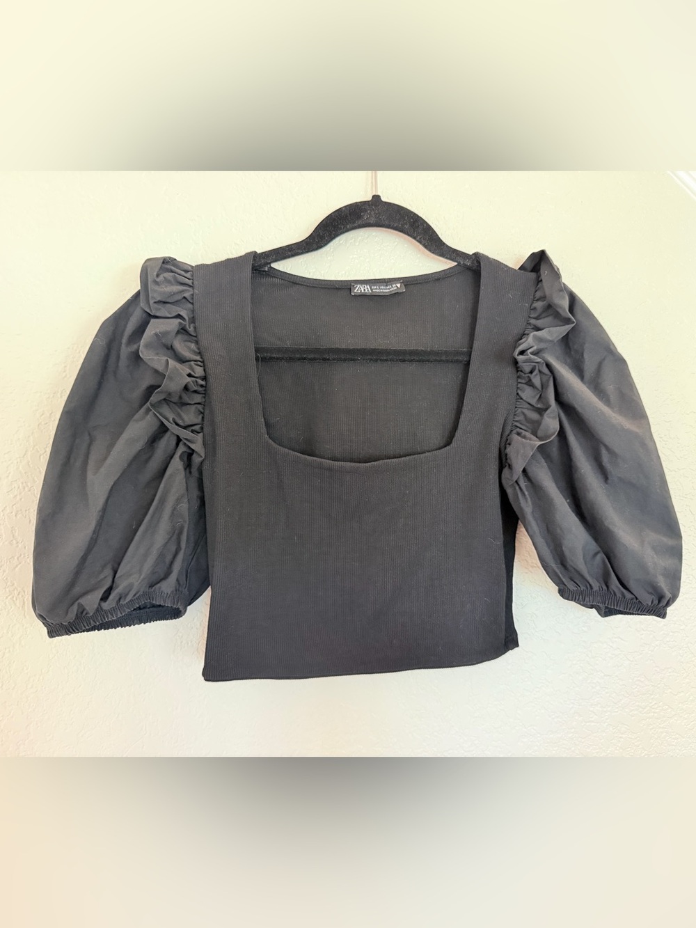 Zara Black Ribbed Crop Top with Puff Sleeves — Size L